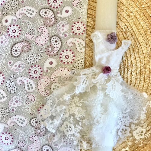 Πασχαλινή Λαμπάδα για κοριτσάκι με φορεματάκι από δαντέλα και υφασμάτινη θήκη.
