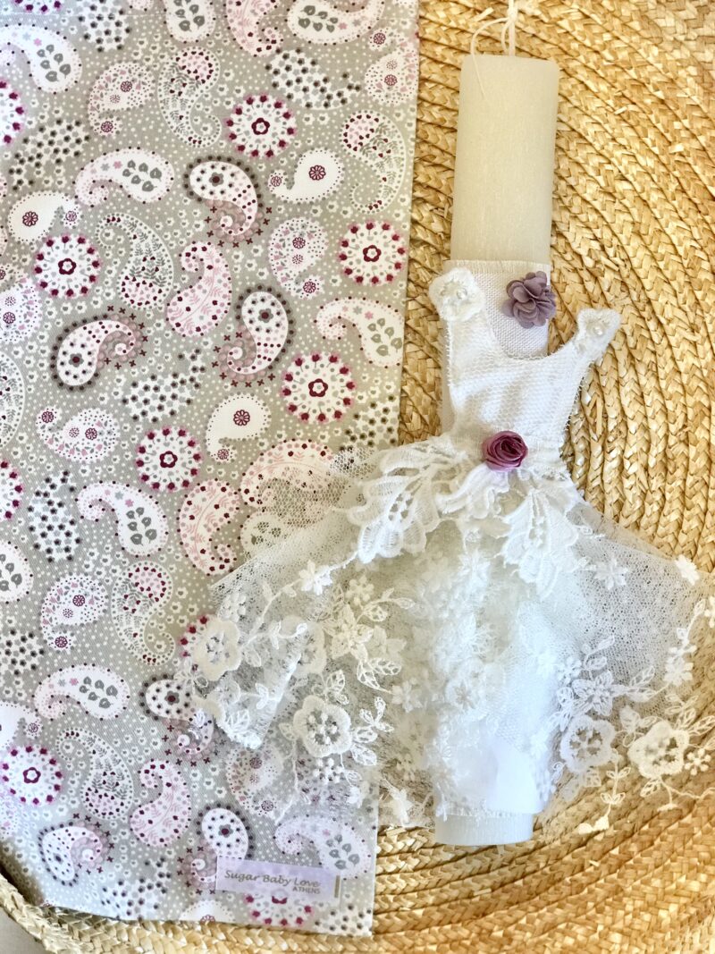 Πασχαλινή Λαμπάδα για κοριτσάκι με φορεματάκι από δαντέλα και υφασμάτινη θήκη.