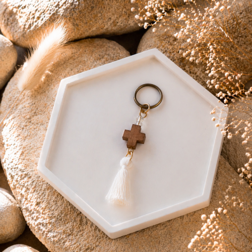 Μαρτυρικό βάπτισης μπρελόκ με ξύλινο σταυρό και φούντα για κορίτσι και αγόρι