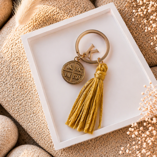 Μαρτυρικό βάπτισης μπρελόκ με χρυσό σταυρό και κίτρινη φούντα για αγόρι και κορίτσι