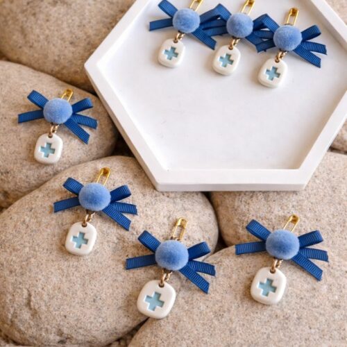 Μαρτυρικό βάπτισης πέτου με κεραμικό σταυρό με γαλάζιο πον πον, κορδελάκι και παραμάνα για αγόρι