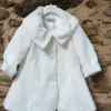 Off-white μάλλινο παλτό βάπτισης κοριτσιού από ύφασμα βελούρ με φαρδύ γιακά και λευκά κουμπιά