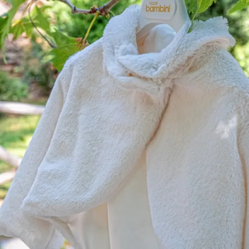 Off-white ημίπαλτο βάπτισης κοριτσιού από οικολογική γούνα με πλούσια υφή και μεγάλο γιακά