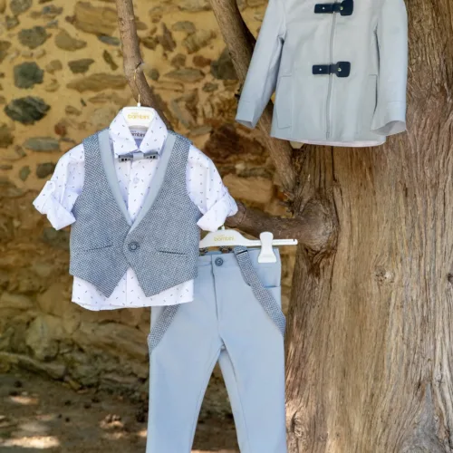 Χειμερινό βαπτιστικό σύνολο αγοριού Baby Blue με γαλάζιο παντελόνι, γκρι γιλέκο, λευκό πουκάμισο, παπιγιόν και ασορτί μπουφάν