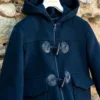 Μάλλινο blue navy μπουφάν βάπτισης αγοριού από ύφασμα βελούρ με κουκούλα και toggle κουμπώματα