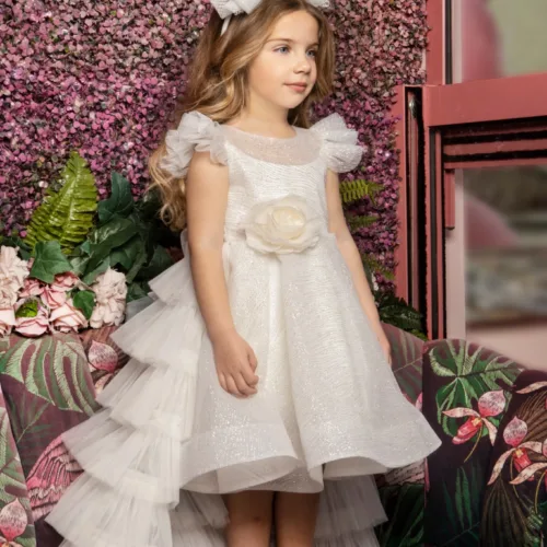 Λεπτομέρεια φορέματος βάπτισης Dolce Bambini 9779-1 σε ivory εκρού με λαμπερό ύφασμα, αέρινα μανίκια και διακοσμητικό λουλούδι