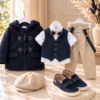 Χειμερινό βαπτιστικό σύνολο αγοριού σε navy blue και μπεζ με πουκάμισο, γιλέκο, παντελόνι, duffle παλτό, καπέλο και παπούτσια.