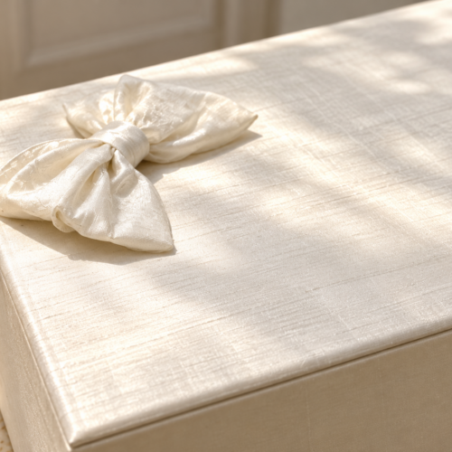 Ivory Silk Elegance – Παραλληλόγραμμο κουτί βάπτισης επενδυμένο με ιβουάρ μεταξωτό ύφασμα και διακριτικό φιόγκο
