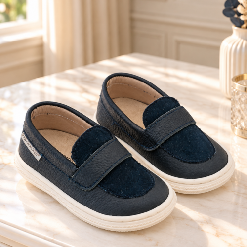 Navy blue παιδικά loafers βάπτισης με σκούρα επάνω επιφάνεια, λουράκι και εκρού σόλα.