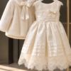 Ivory Silk Elegance – Ιβουάρ μεταξωτό βαπτιστικό φόρεμα με γαλλική δαντέλα και ημίπαλτο οικολογικής γούνας